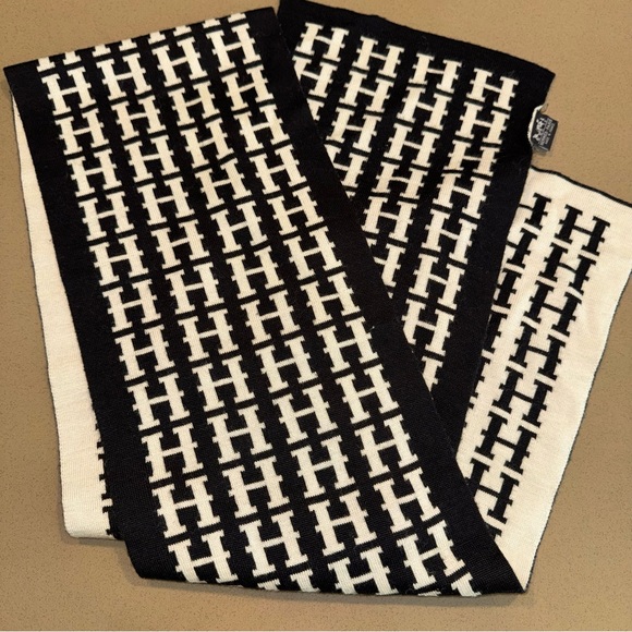 Hermes Black and Cream Graphic Scarf - Picture 6 of 7